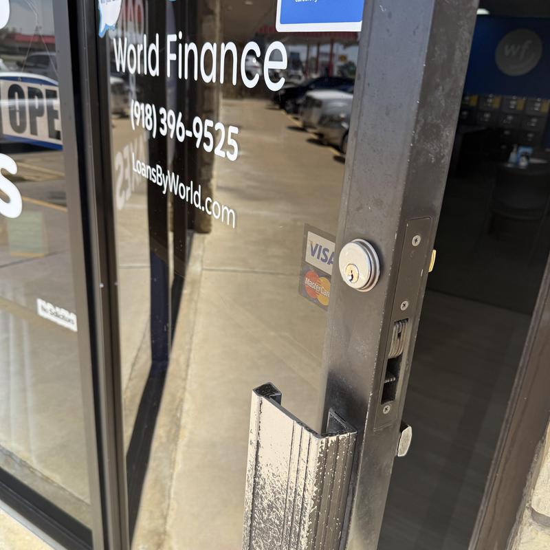 Thumb turn lock cylinder on storefront door