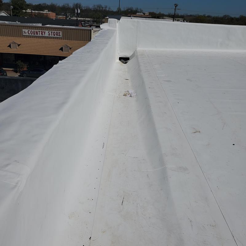 Flat roof membrane and drainage system with debris