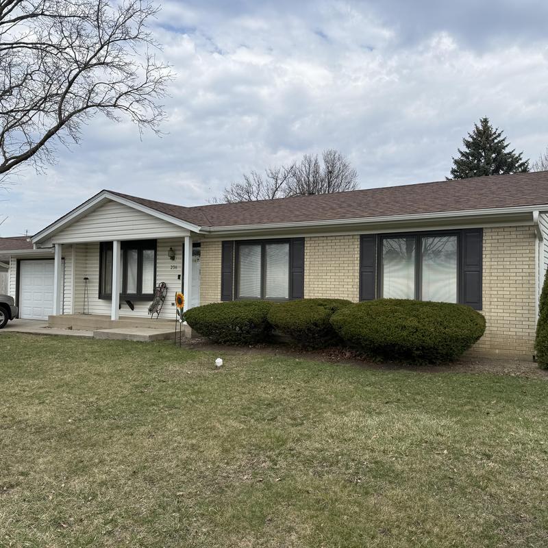 Atlas Pinnacle Pristine asphalt roof on house