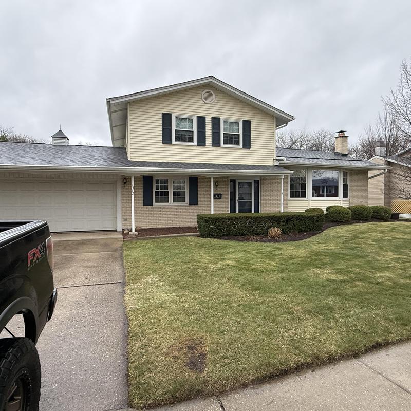 Atlas Pinnacle Pristine asphalt roof on split-level house