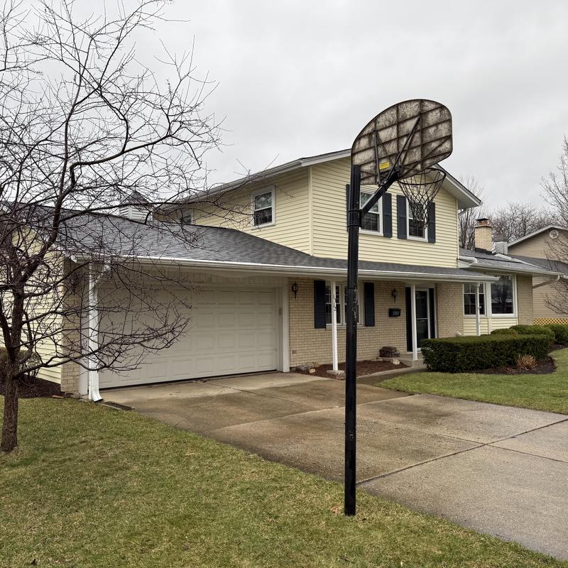 Atlas Pinnacle Pristine asphalt roof on residential house
