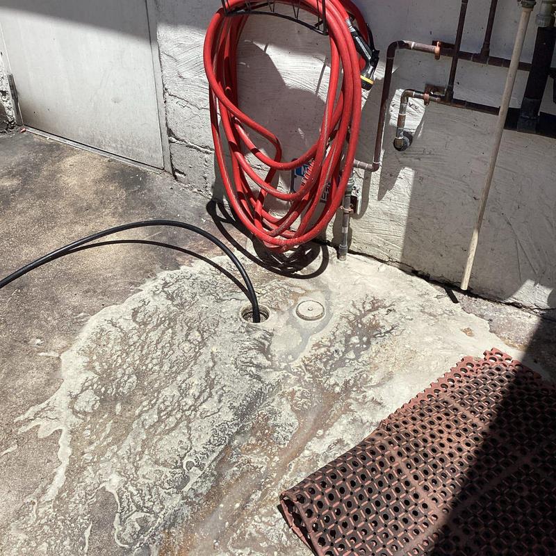 Restaurant drain pipe with jetting hose inserted