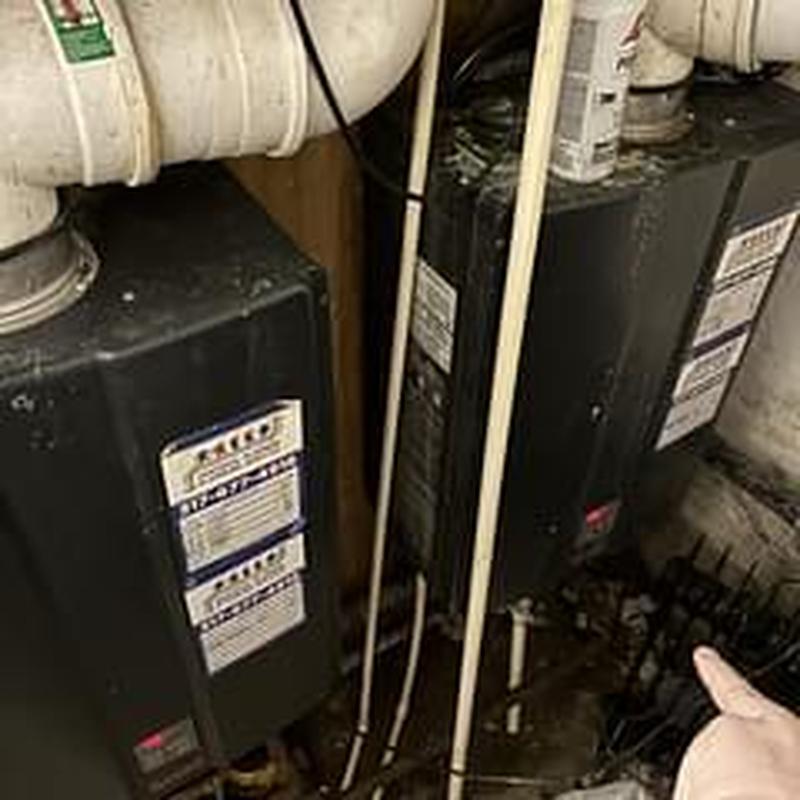 Tankless water heater units with vent pipes