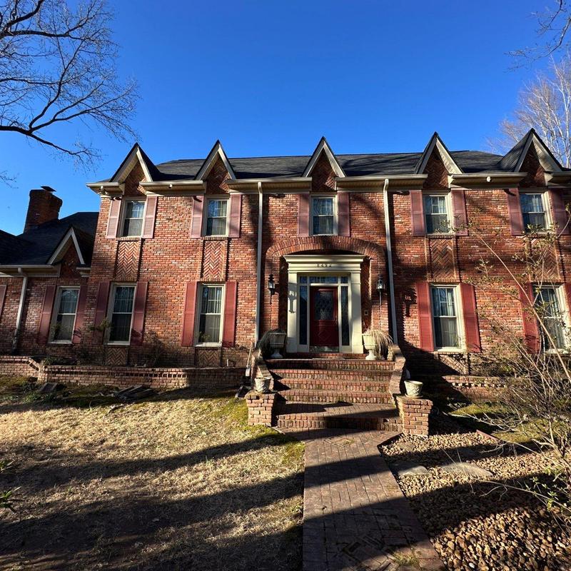 Owens Corning Oakridge asphalt roofing on brick home