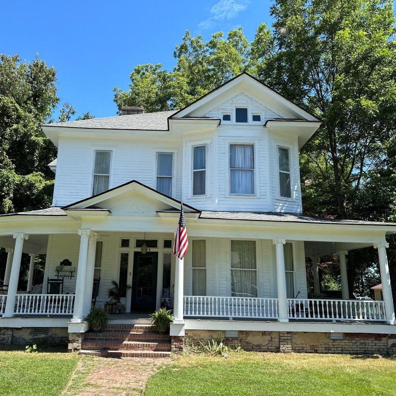 Owens Corning Oakridge Asphalt roof on colonial home