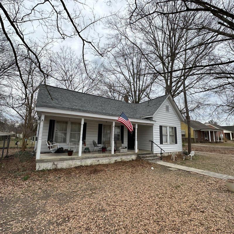Owens Corning Oakridge asphalt roofing system on home