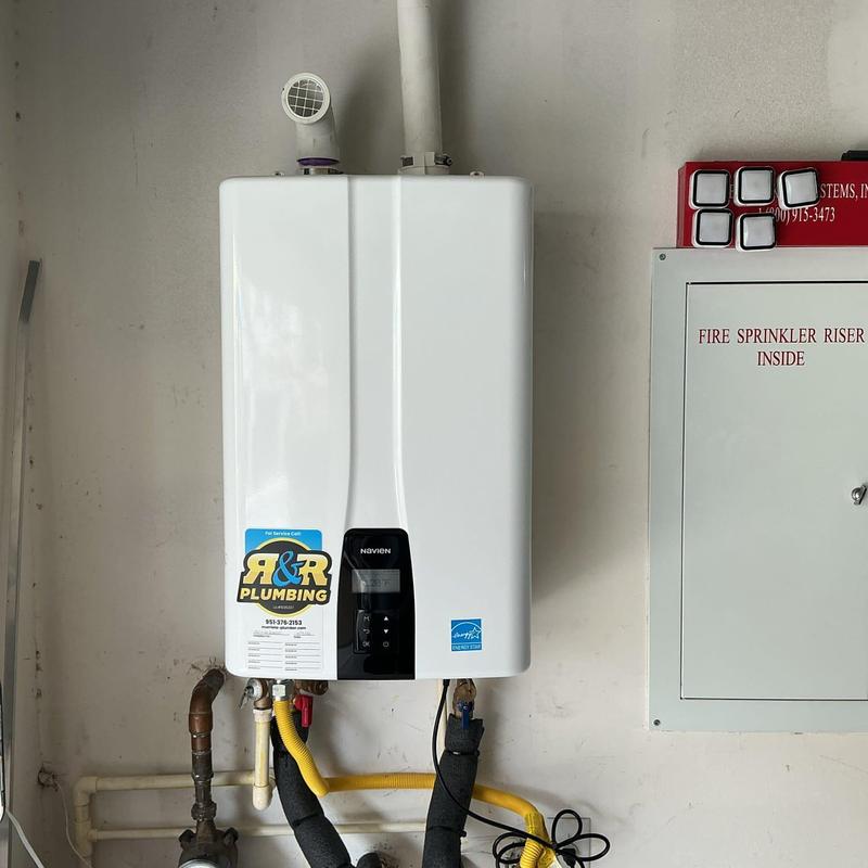 Tankless water heater with plumbing connections