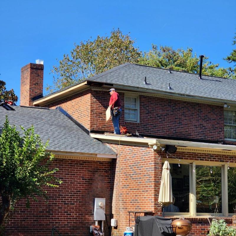 Owens Corning Onyx Black shingle roof installation on house