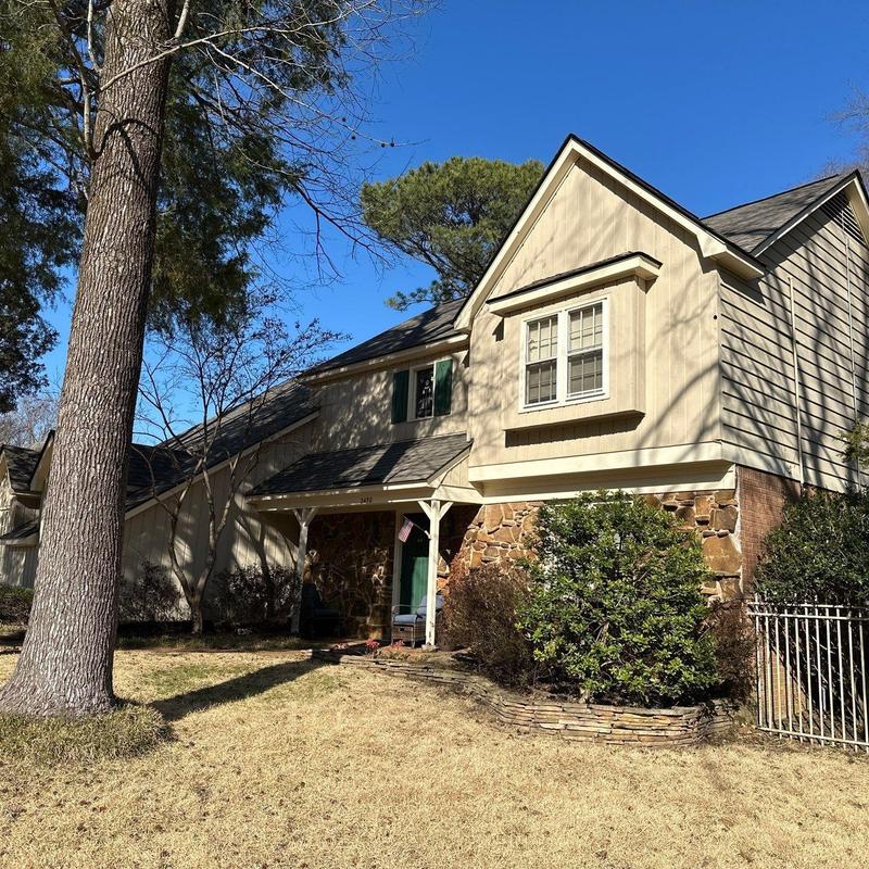 Owens Corning Oakridge asphalt roof on suburban home