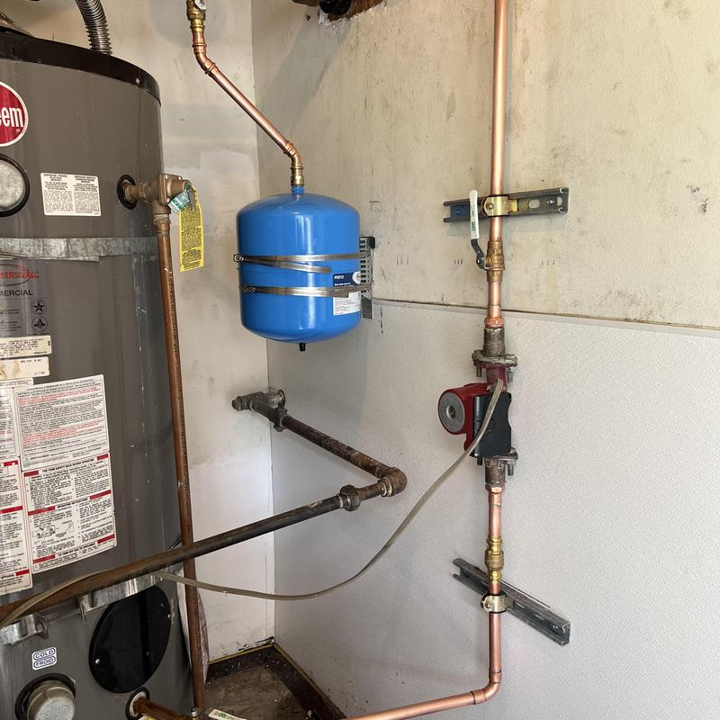Commercial water heater recirculating system with expansion tank Commercial water heater recirculating system with expansion tank