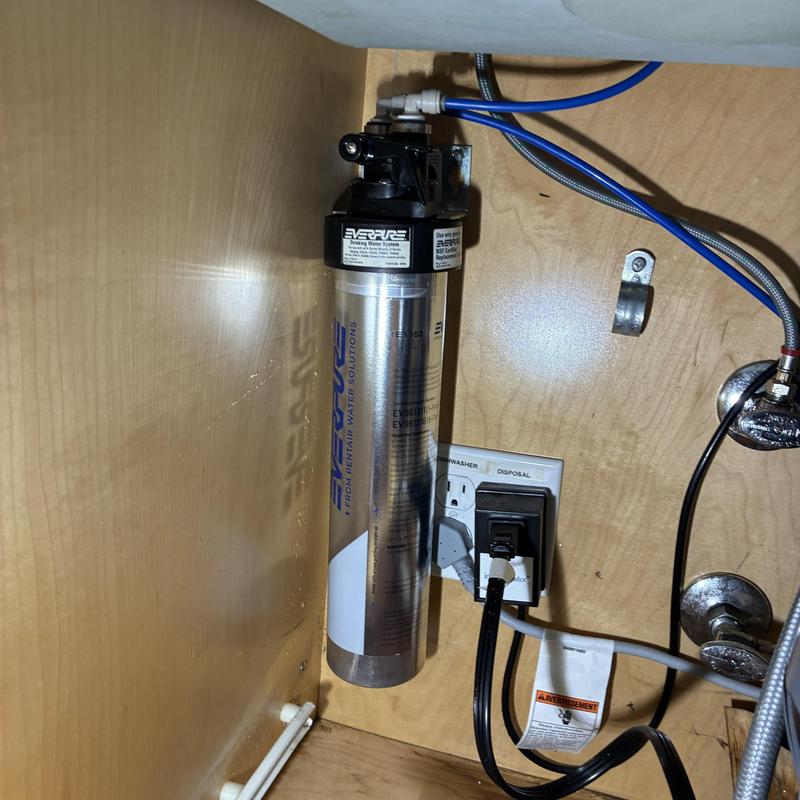 Water filtration system installation under sink