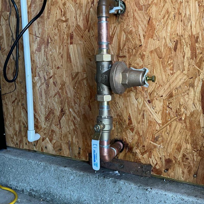 Quarter-turn ball valve with pressure regulator on water riser