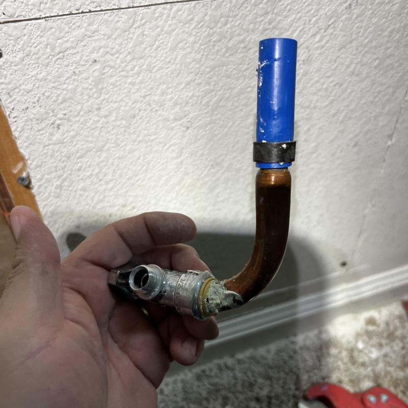 Copper plumbing 90-degree elbow with pipe fitting repair Copper plumbing 90-degree elbow with pipe fitting repair