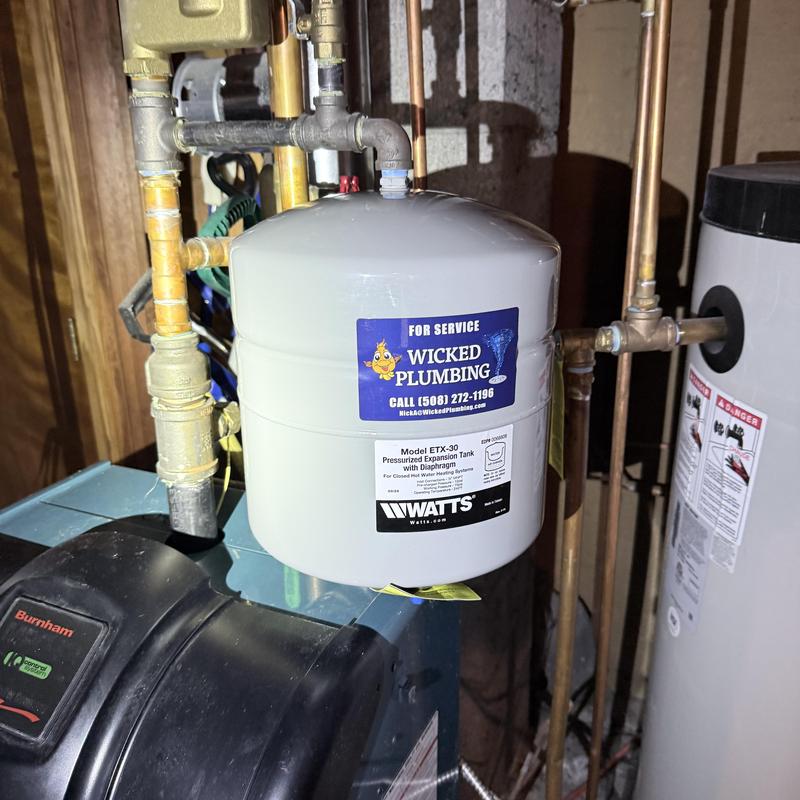 Pressurized expansion tank on heat piping system