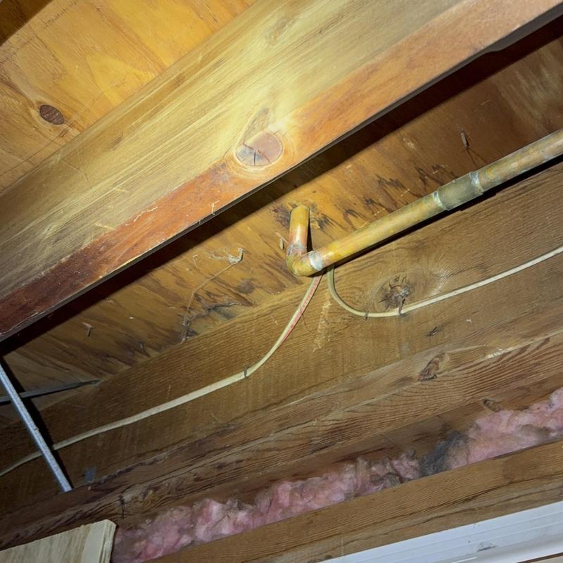 Heat piping with elbow joint and insulation in ceiling cavity