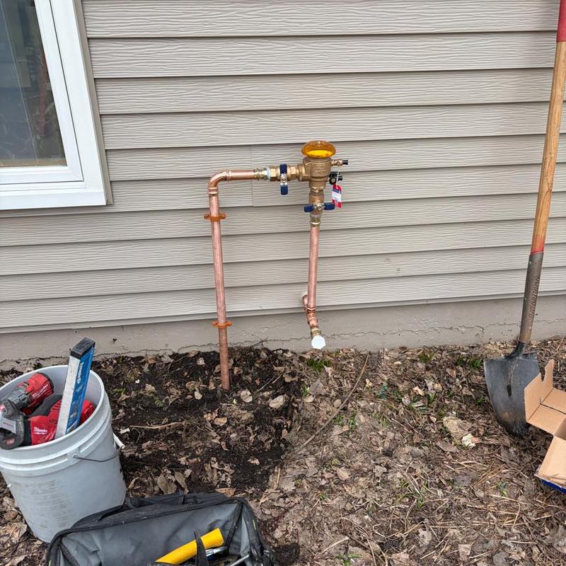 Irrigation vacuum breaker with copper piping installation