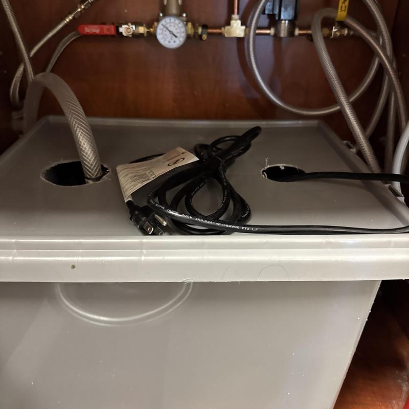 Water manifold for eye glass edger with pressure gauge