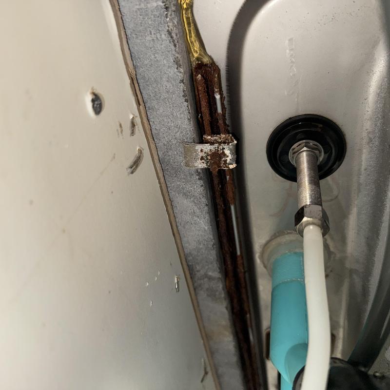 Water filter supply line with tightened connection