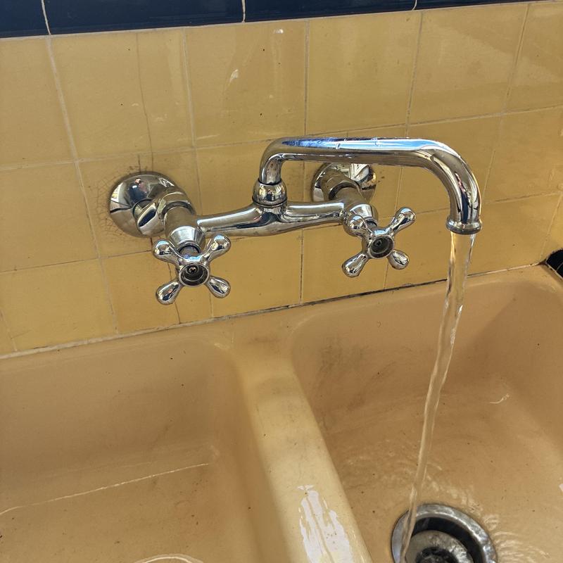 Kitchen faucet with improved water flow after cleaning