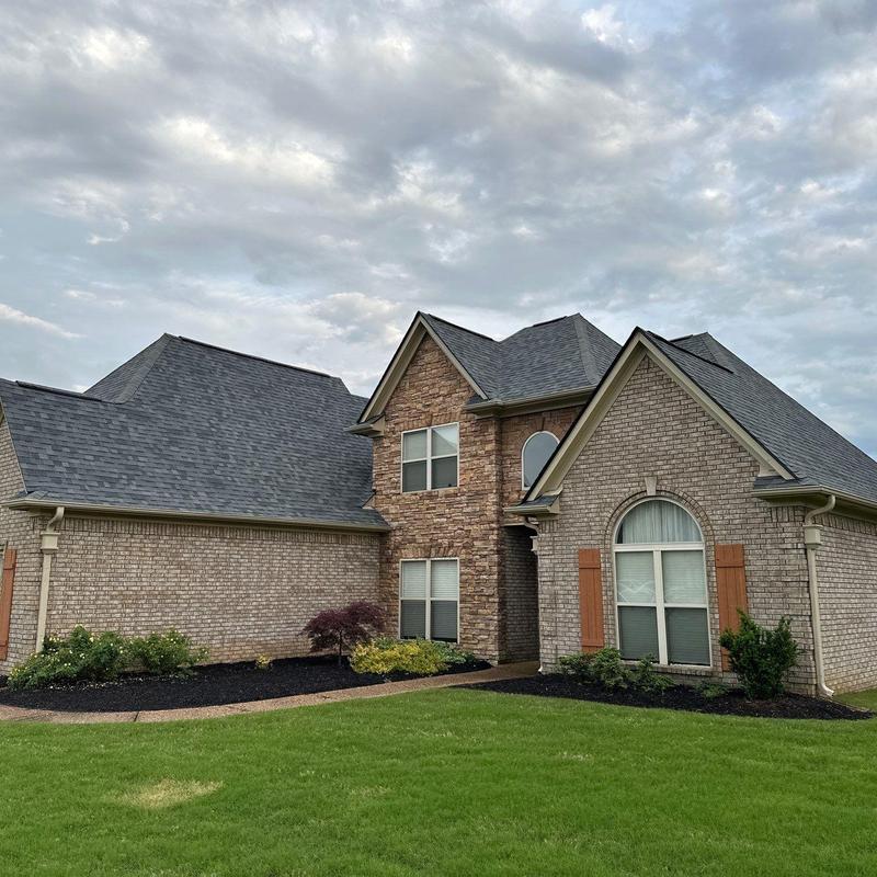 Owens Corning Oakridge asphalt roof on brick home