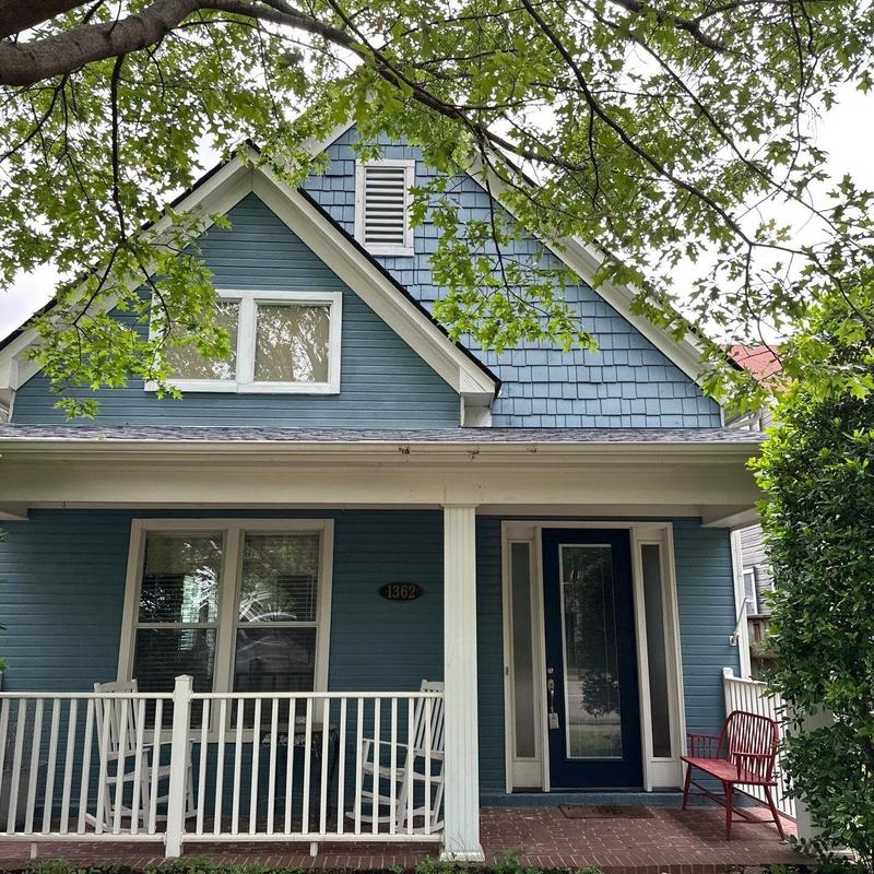 Owens Corning Oakridge asphalt roof on blue house