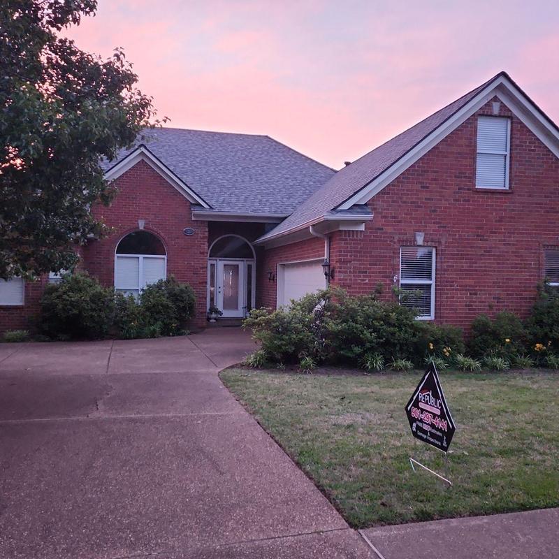 Owen Corning Oakridge asphalt roofing on brick home