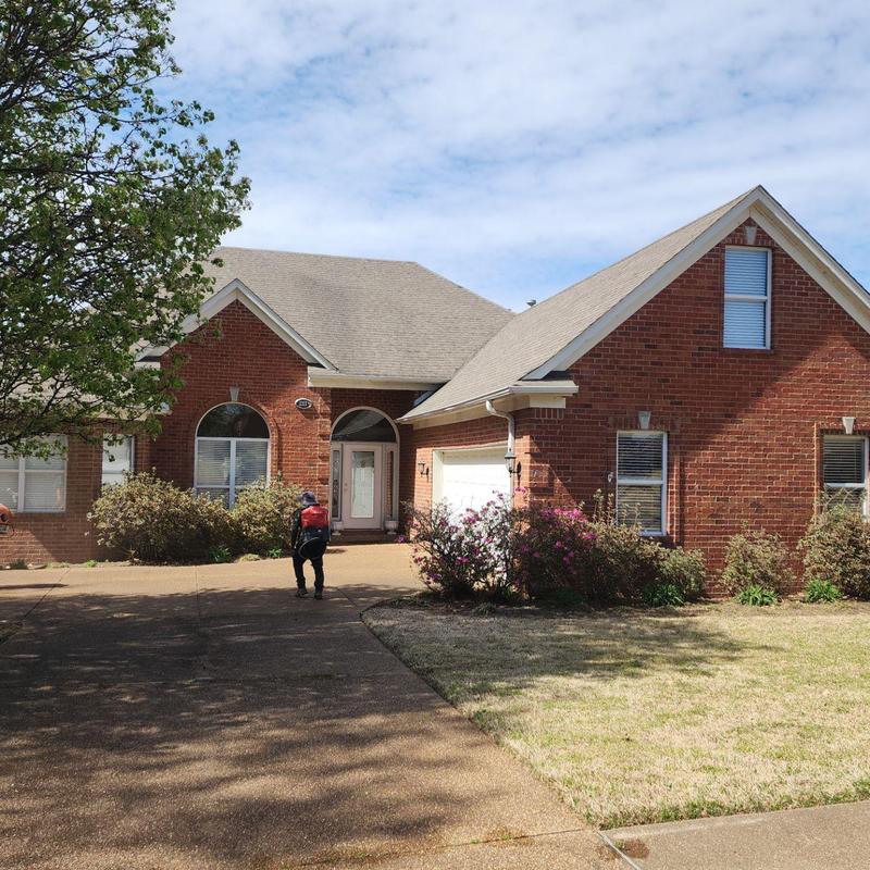 Owen Corning Oakridge asphalt roof on brick home