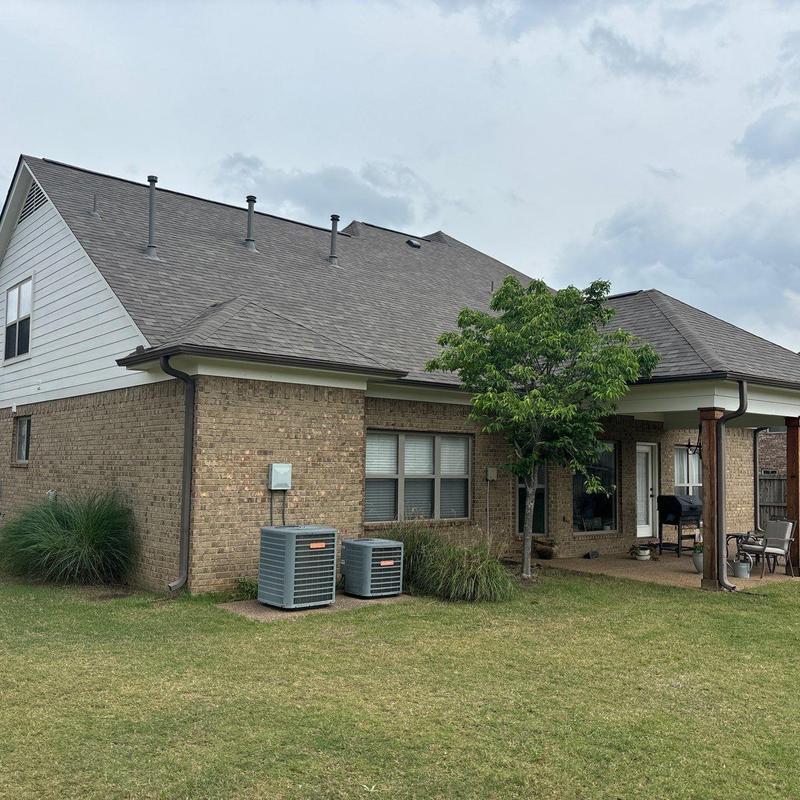 Owens Corning Oakridge asphalt roof on brick home