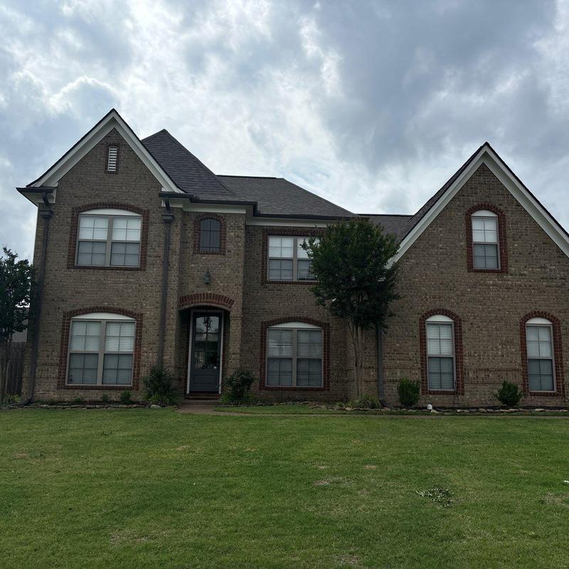 Owens Corning Oakridge asphalt roof on brick home