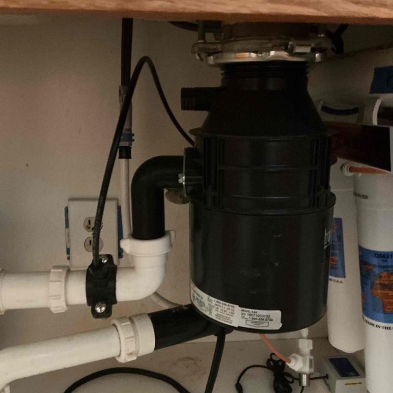 Garbage disposal with quick-lock mount replacement under sink