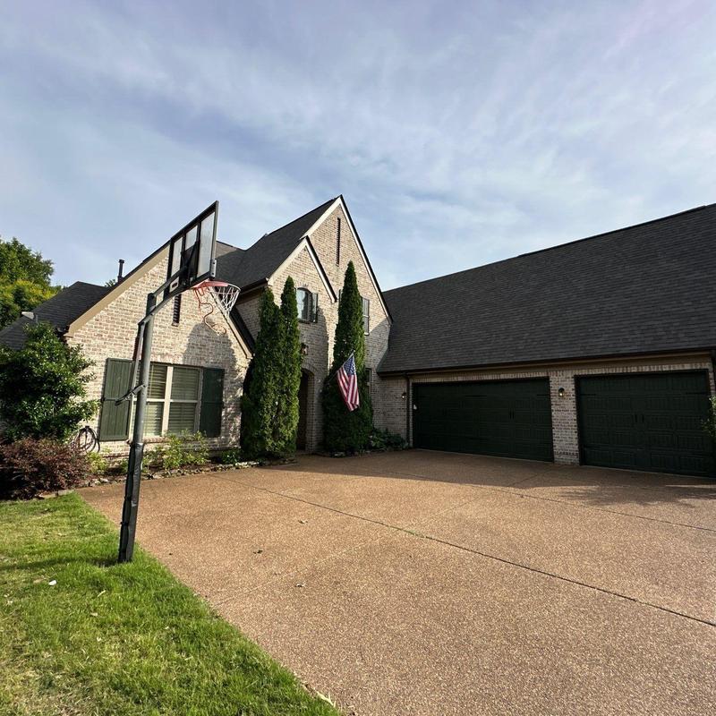 Owens Corning Oakridge asphalt roof on brick home