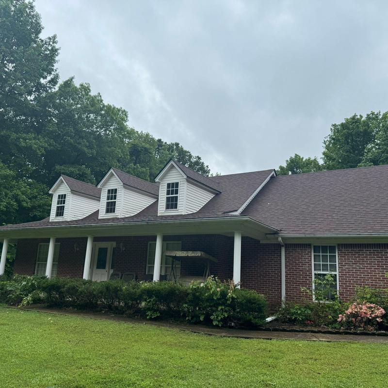 Owens Corning Oakridge asphalt roof on brick home