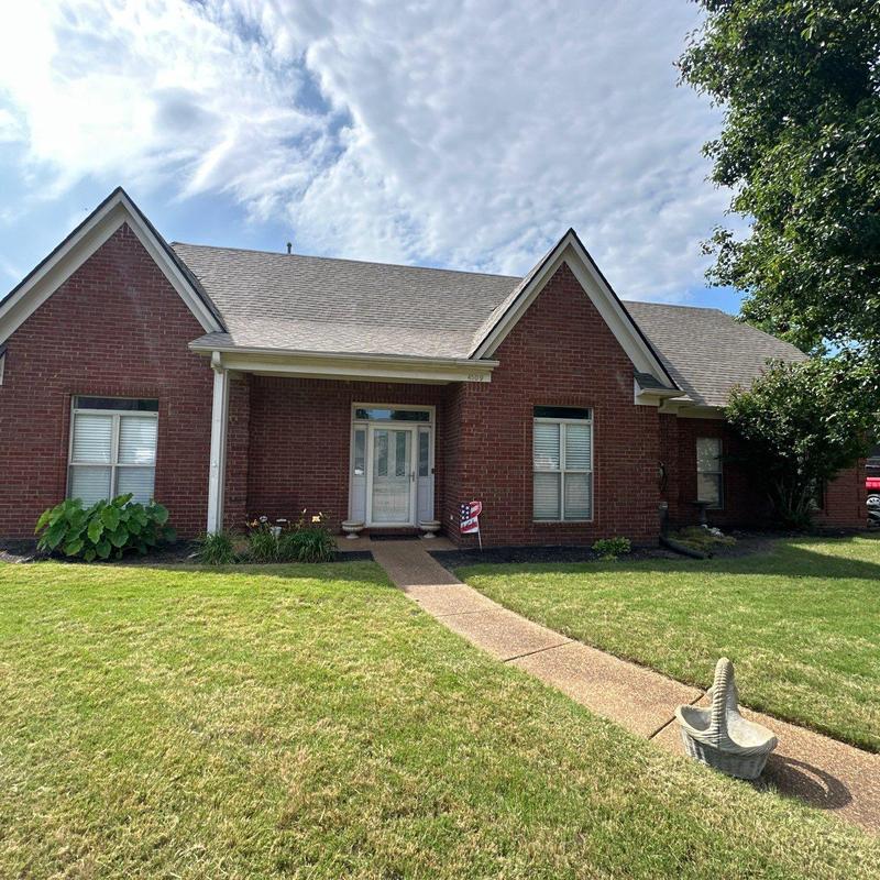 Owens Corning Oakridge asphalt roof on brick home