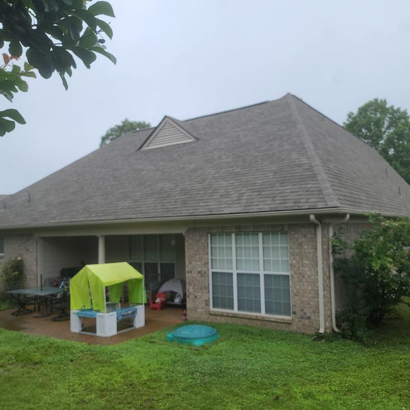 Owen Corning Oakridge asphalt roofing system on home
