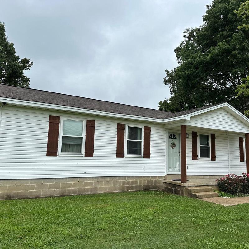 Owen Corning Oakridge asphalt roof on white house
