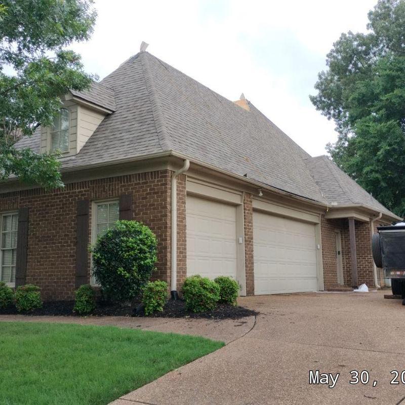 Owens Corning Oakridge asphalt roofing on brick home