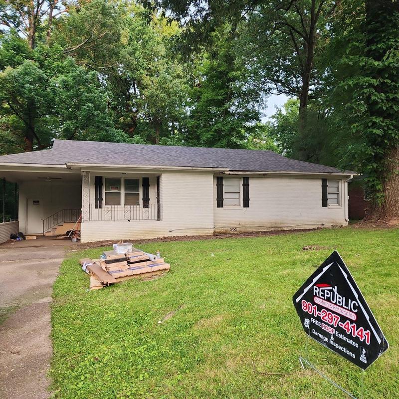 Owens Corning Oakridge asphalt roof on residential home