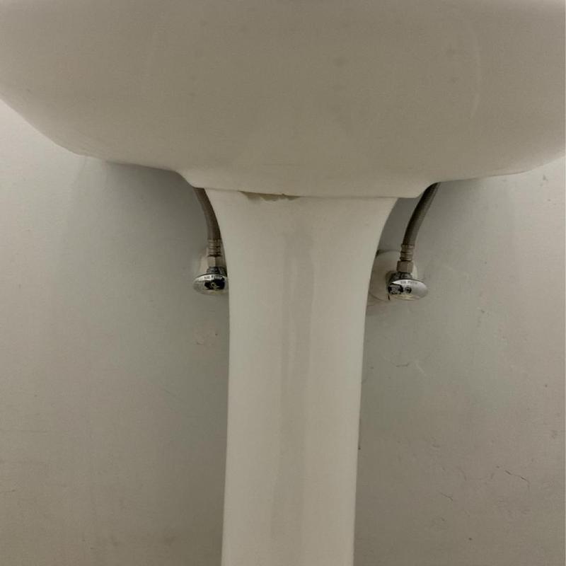 Pedestal sink quarter turn compression shut off valves