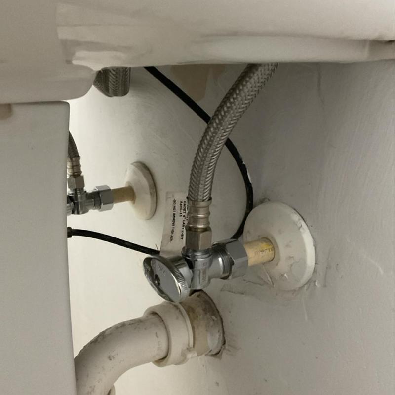 Quarter turn compression shut off valves on pedestal sink