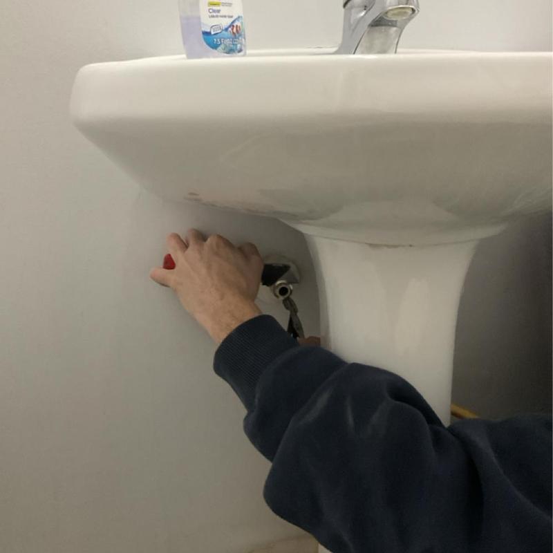 Quarter turn compression shut off valves on pedestal sink