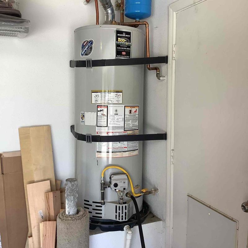 Tank-style water heater with flush maintenance setup
