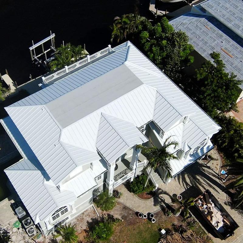 Aluminum standing seam roof with clip-fastened system