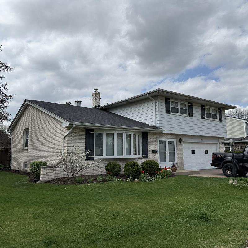 Atlas Pinnacle Pristine asphalt roof on split-level home