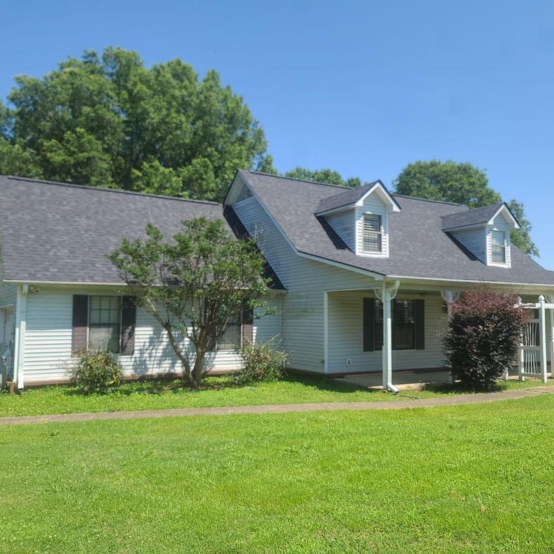 Owens Corning Oakridge asphalt roofing system in Onyx Black