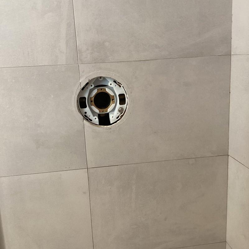 Shower valve mounting bracket recessed in tiled wall