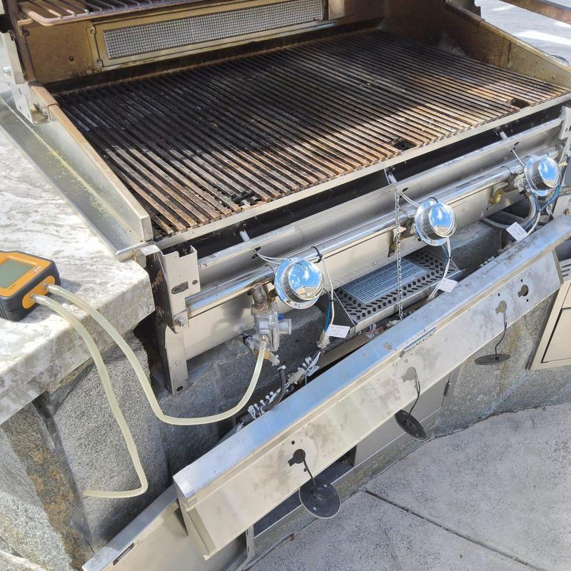 Gas grill regulator and manifold with pressure test equipment