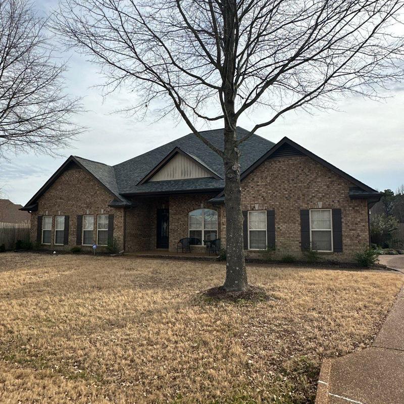 Owen Corning Oakridge asphalt roof on brick home