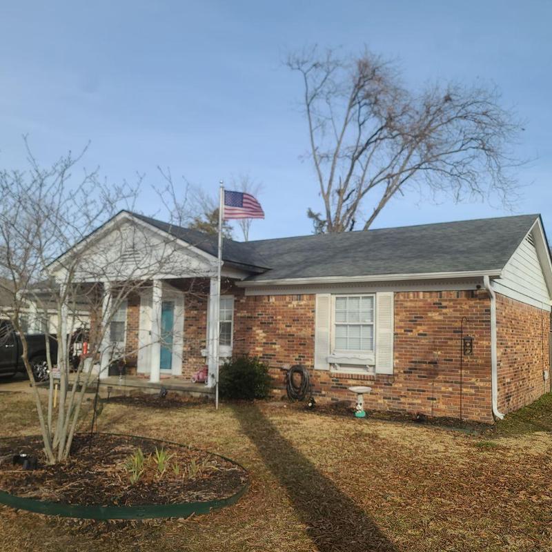 Owens Corning Oakridge asphalt roof on brick home