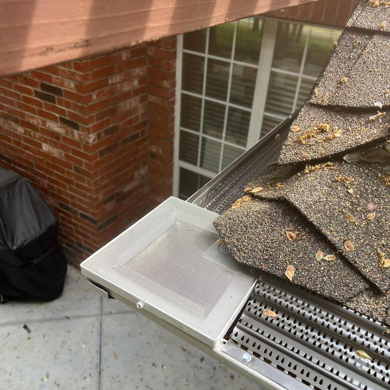 Stainless steel mesh gutter miter with debris prevention