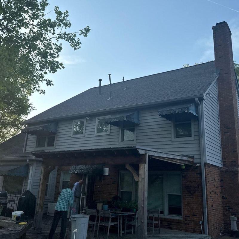 Owens Corning Oakridge asphalt roofing system on house